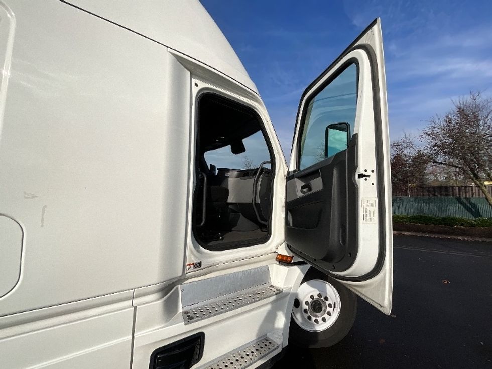 Sleeper Tractor-Heavy Duty Tractors-Freightliner-2020-T12664ST-Clackamas-OR-472,414\n\t\tmiles-$ 70,250 - Image 13