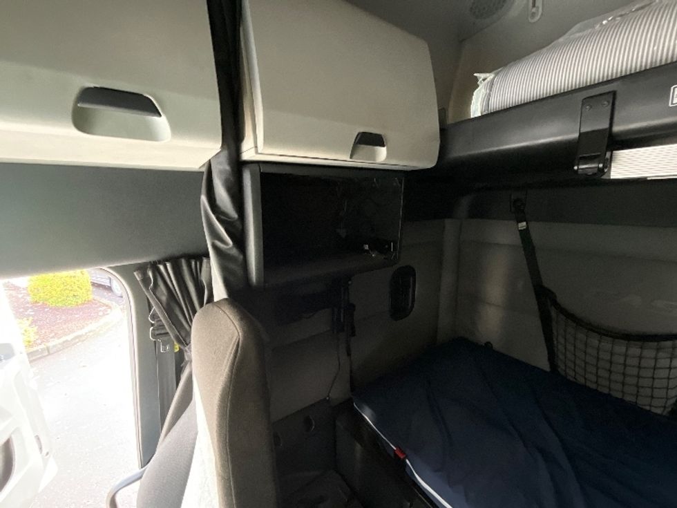 Sleeper Tractor-Heavy Duty Tractors-Freightliner-2020-T12664ST-Clackamas-OR-472,414\n\t\tmiles-$ 70,250 - Image 19