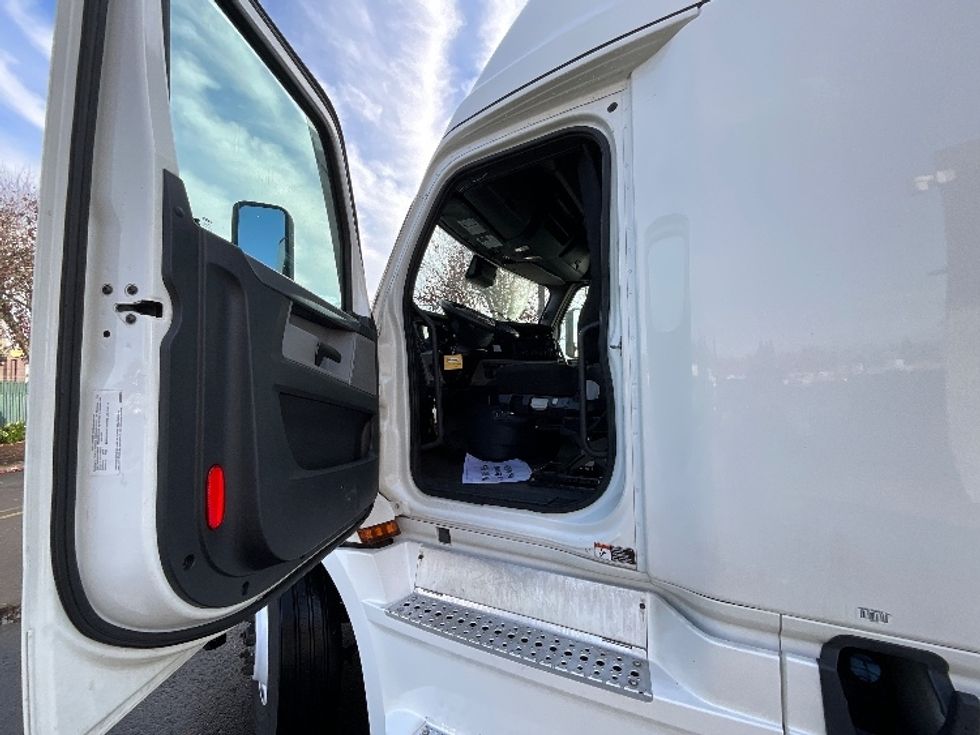 Sleeper Tractor-Heavy Duty Tractors-Freightliner-2020-T12664ST-Clackamas-OR-472,414\n\t\tmiles-$ 70,250 - Image 9