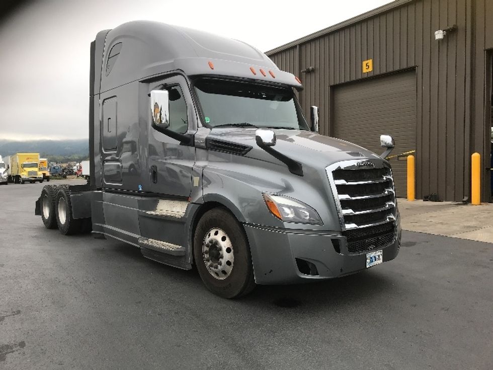 Sleeper Tractor-Heavy Duty Tractors-Freightliner-2020-T12664ST-Clackamas-OR-567,994\n\t\tmiles-$ 61,000 - Image 1
