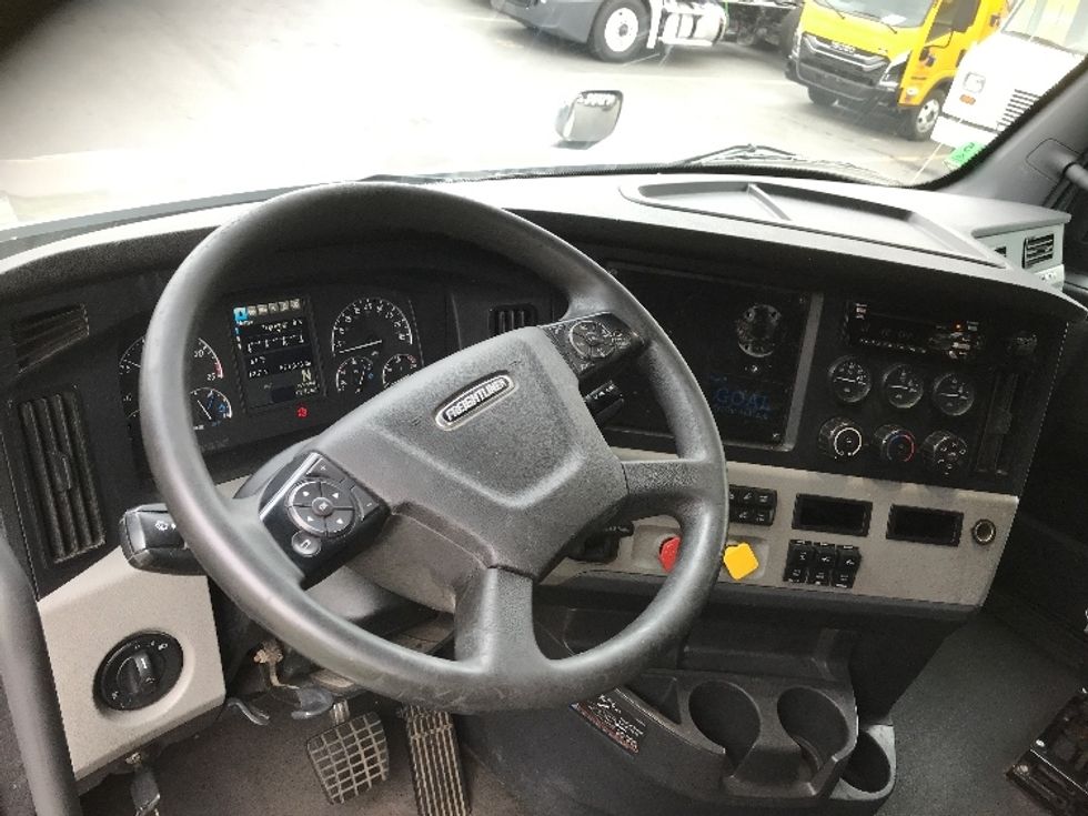 Sleeper Tractor-Heavy Duty Tractors-Freightliner-2020-T12664ST-Clackamas-OR-567,994\n\t\tmiles-$ 61,000 - Image 11