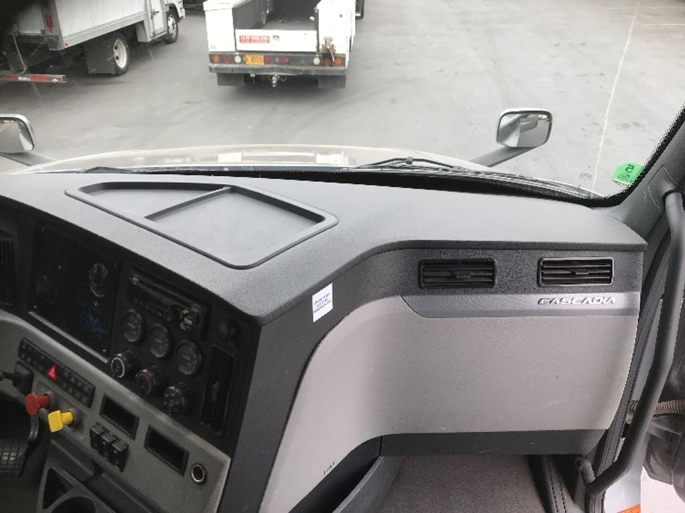 Sleeper Tractor-Heavy Duty Tractors-Freightliner-2020-T12664ST-Clackamas-OR-567,994\n\t\tmiles-$ 61,000 - Image 14