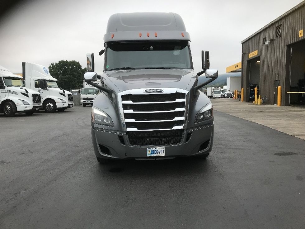 Sleeper Tractor-Heavy Duty Tractors-Freightliner-2020-T12664ST-Clackamas-OR-567,994\n\t\tmiles-$ 61,000 - Image 2