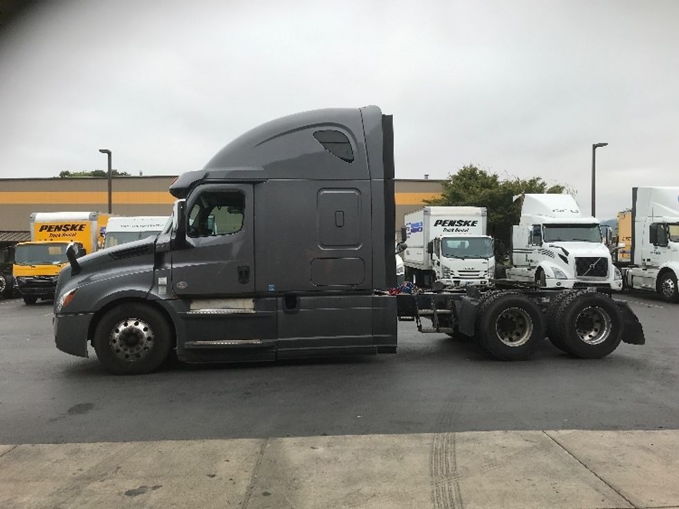 Sleeper Tractor-Heavy Duty Tractors-Freightliner-2020-T12664ST-Clackamas-OR-567,994\n\t\tmiles-$ 61,000 - Image 4