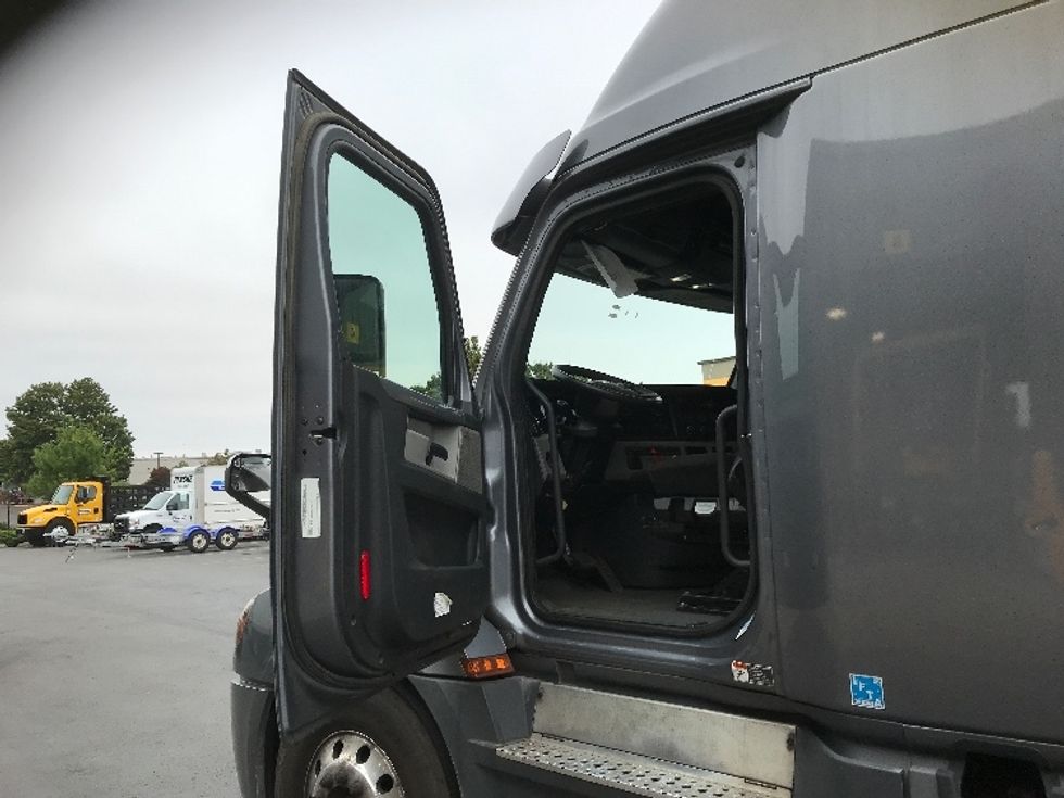 Sleeper Tractor-Heavy Duty Tractors-Freightliner-2020-T12664ST-Clackamas-OR-567,994\n\t\tmiles-$ 61,000 - Image 9