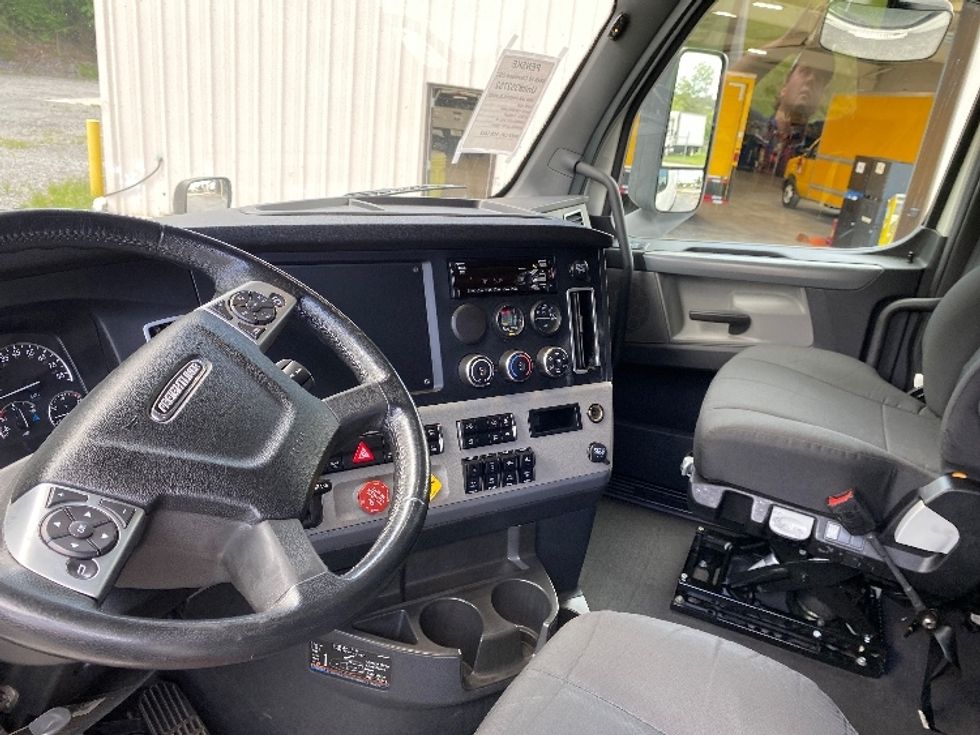 Sleeper Tractor-Heavy Duty Tractors-Freightliner-2020-T12664ST-Cleveland-TN-502,368\n\t\tmiles-$ 68,500 - Image 10