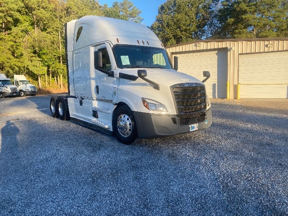 Sleeper Tractor-Heavy Duty Tractors-Freightliner-2020-T12664ST-Cleveland-TN-541,320\n\t\tmiles-$ 68,000 - Image 1