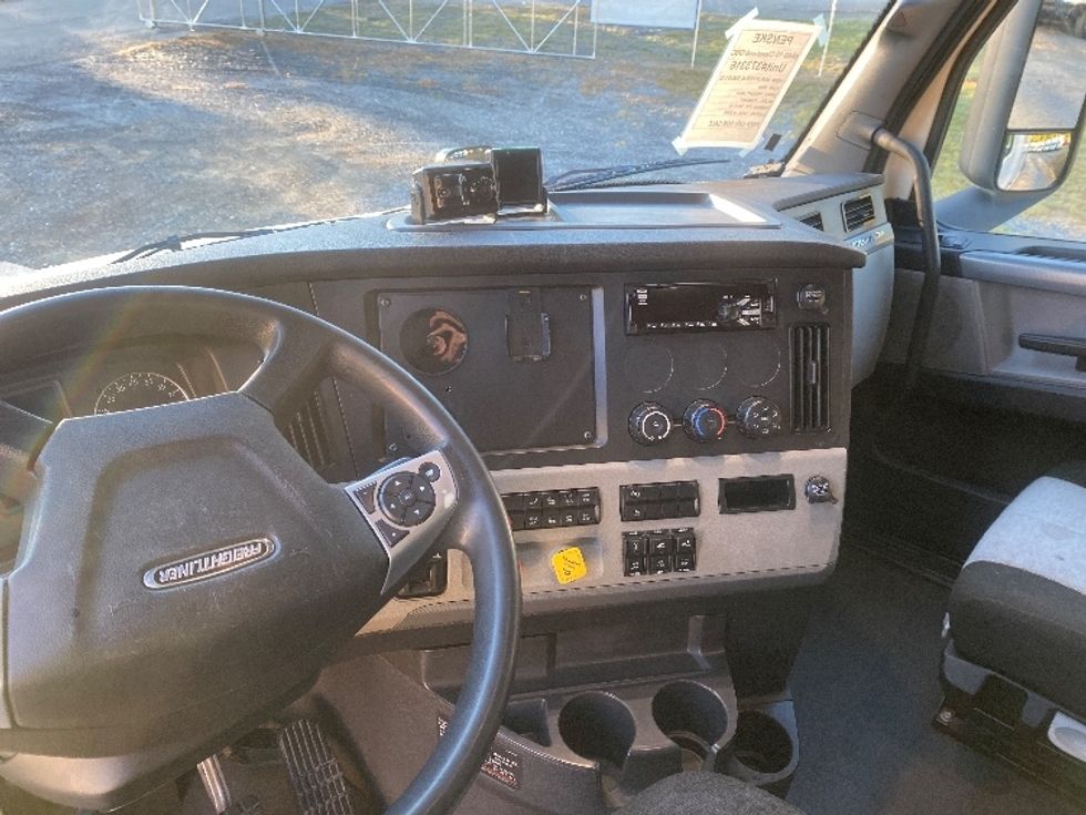 Sleeper Tractor-Heavy Duty Tractors-Freightliner-2020-T12664ST-Cleveland-TN-541,320\n\t\tmiles-$ 68,000 - Image 11