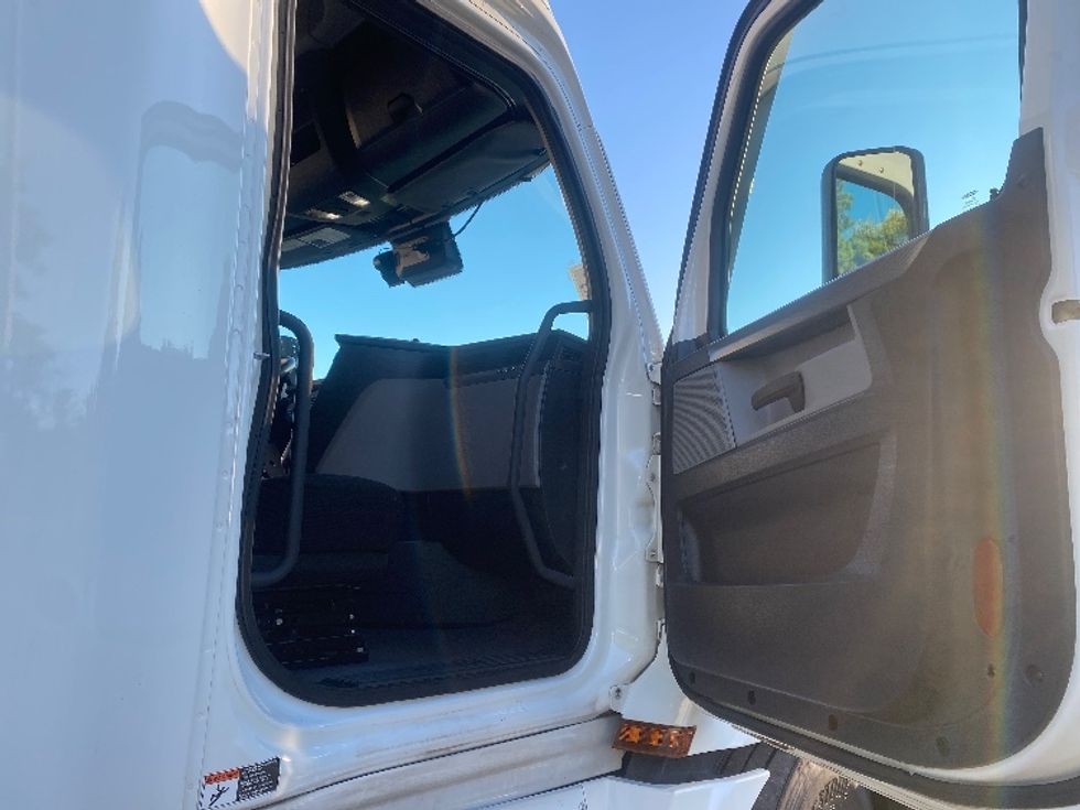 Sleeper Tractor-Heavy Duty Tractors-Freightliner-2020-T12664ST-Cleveland-TN-541,320\n\t\tmiles-$ 68,000 - Image 13