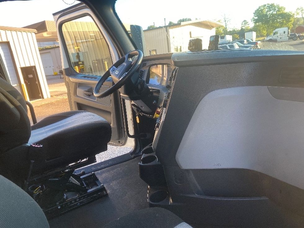Sleeper Tractor-Heavy Duty Tractors-Freightliner-2020-T12664ST-Cleveland-TN-541,320\n\t\tmiles-$ 68,000 - Image 15