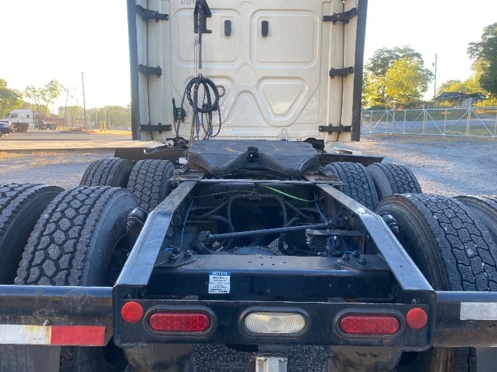 Sleeper Tractor-Heavy Duty Tractors-Freightliner-2020-T12664ST-Cleveland-TN-541,320\n\t\tmiles-$ 68,000 - Image 6