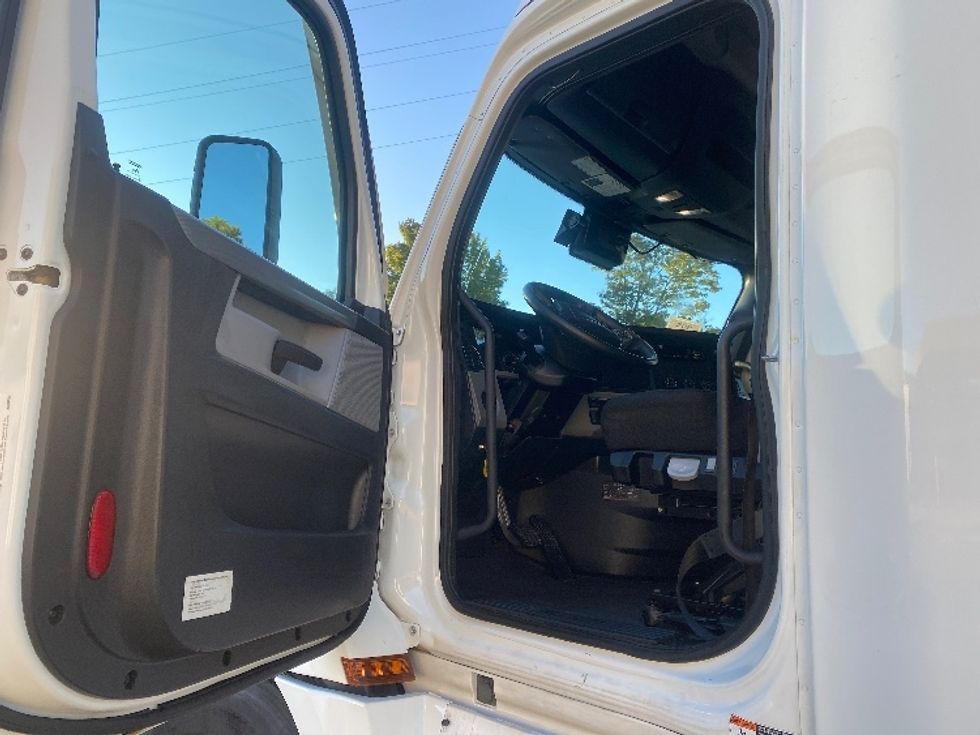 Sleeper Tractor-Heavy Duty Tractors-Freightliner-2020-T12664ST-Cleveland-TN-541,320\n\t\tmiles-$ 68,000 - Image 9