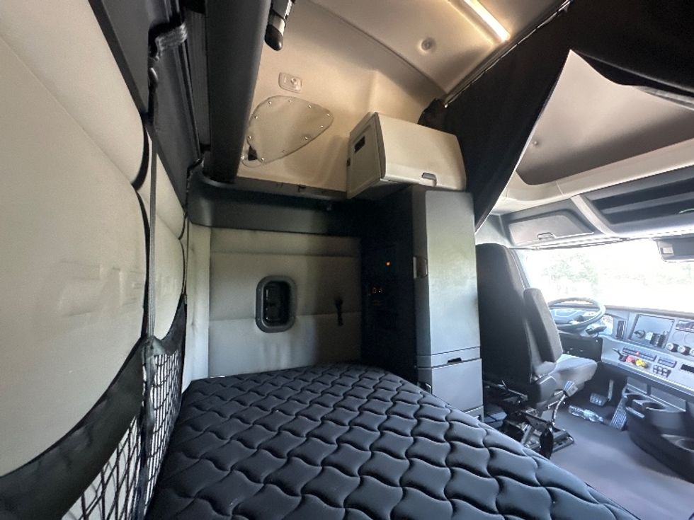 Sleeper Tractor-Heavy Duty Tractors-Freightliner-2020-T12664ST-Cleveland-TN-566,854\n\t\tmiles-$ 59,500 - Image 18