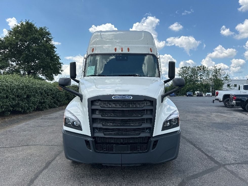 2020 Freightliner Cascadia 126" Sleeper Cab photo 2