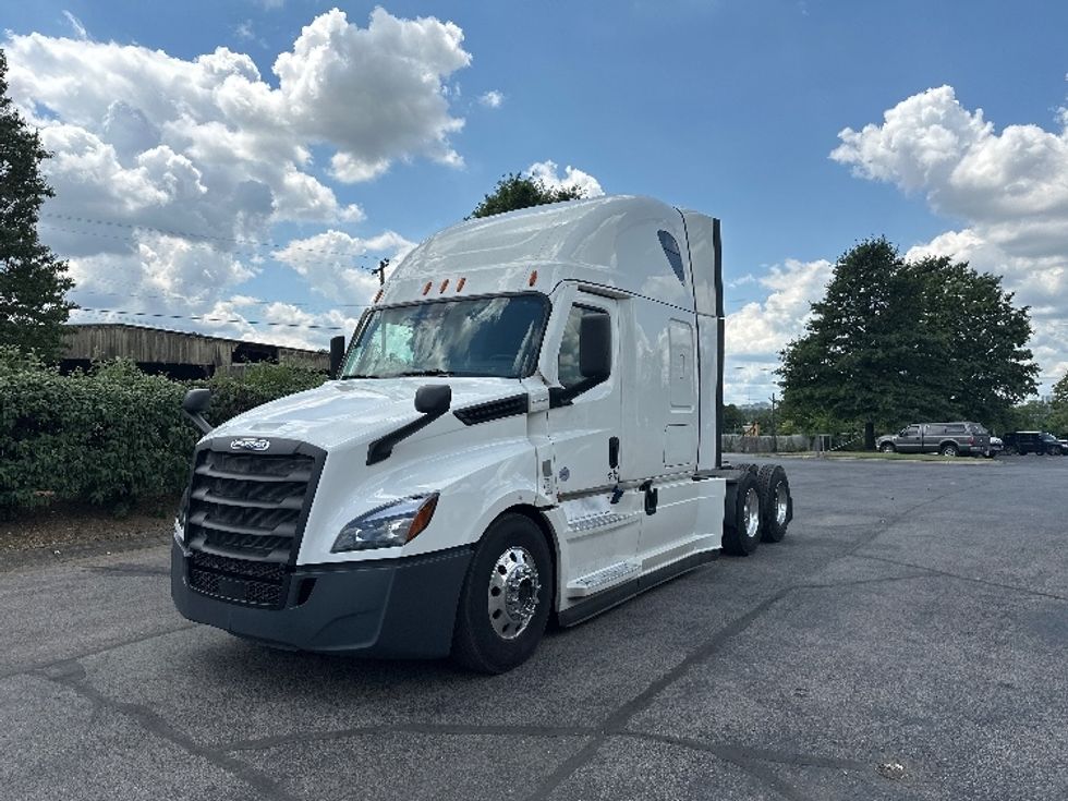 2020 Freightliner Cascadia 126" Sleeper Cab photo 3
