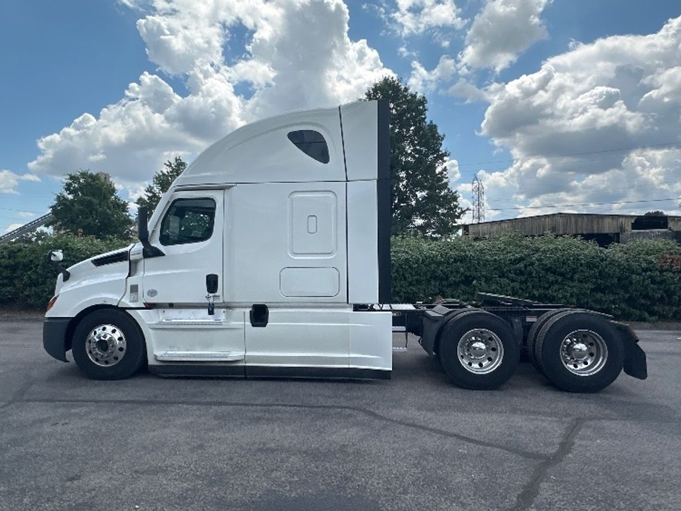 2020 Freightliner Cascadia 126" Sleeper Cab photo 4