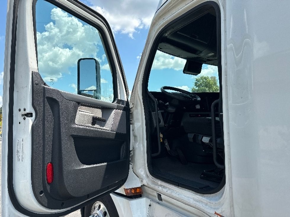 Sleeper Tractor-Heavy Duty Tractors-Freightliner-2020-T12664ST-Cleveland-TN-566,854\n\t\tmiles-$ 59,500 - Image 9