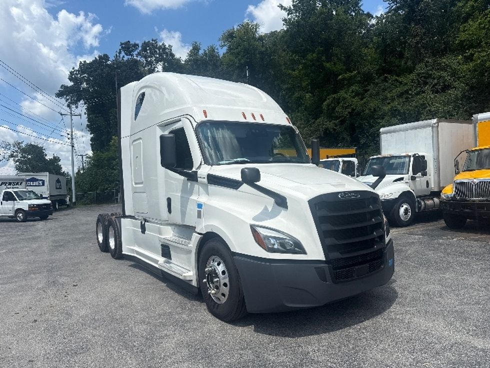 Sleeper Tractor-Heavy Duty Tractors-Freightliner-2020-T12664ST-Cleveland-TN-579,237\n\t\tmiles-$ 58,500 - Image 1