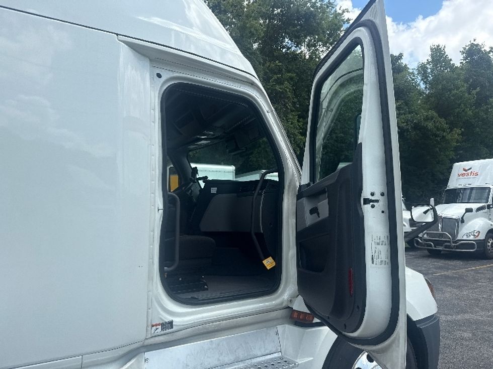 Sleeper Tractor-Heavy Duty Tractors-Freightliner-2020-T12664ST-Cleveland-TN-579,237\n\t\tmiles-$ 58,500 - Image 13