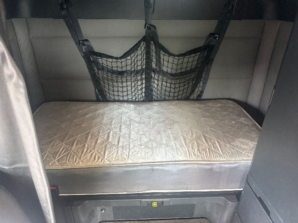 Sleeper Tractor-Heavy Duty Tractors-Freightliner-2020-T12664ST-Cleveland-TN-579,237\n\t\tmiles-$ 58,500 - Image 16