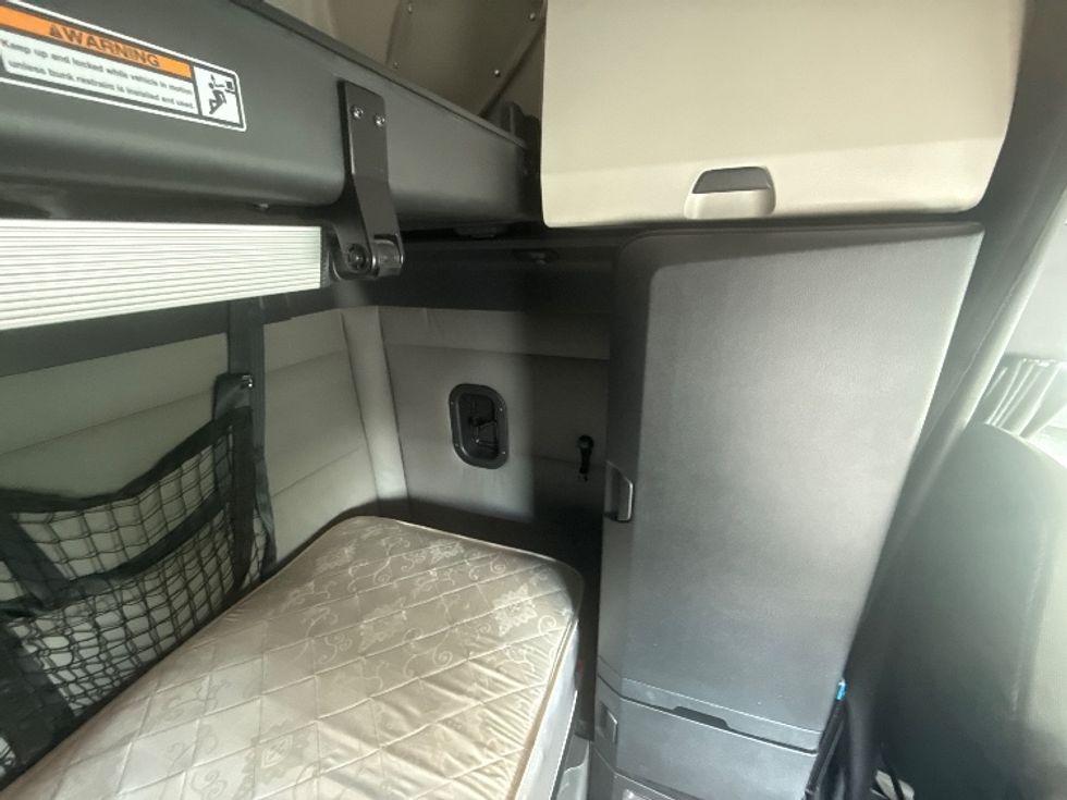 Sleeper Tractor-Heavy Duty Tractors-Freightliner-2020-T12664ST-Cleveland-TN-579,237\n\t\tmiles-$ 58,500 - Image 17