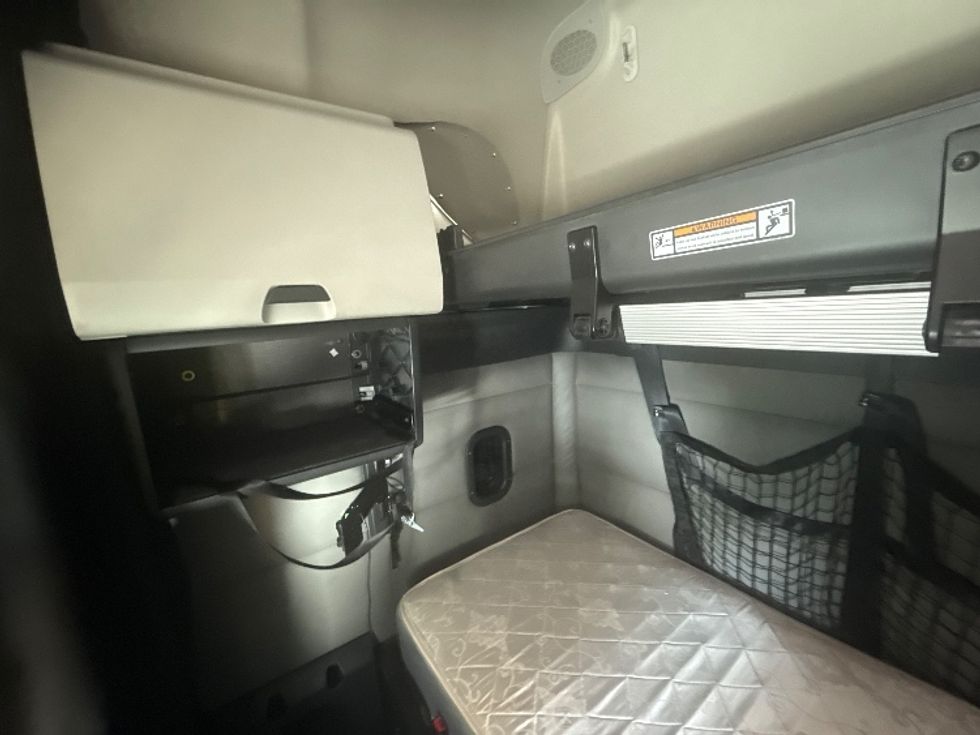 Sleeper Tractor-Heavy Duty Tractors-Freightliner-2020-T12664ST-Cleveland-TN-579,237\n\t\tmiles-$ 58,500 - Image 18