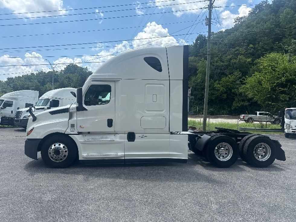 Sleeper Tractor-Heavy Duty Tractors-Freightliner-2020-T12664ST-Cleveland-TN-579,237\n\t\tmiles-$ 58,500 - Image 4