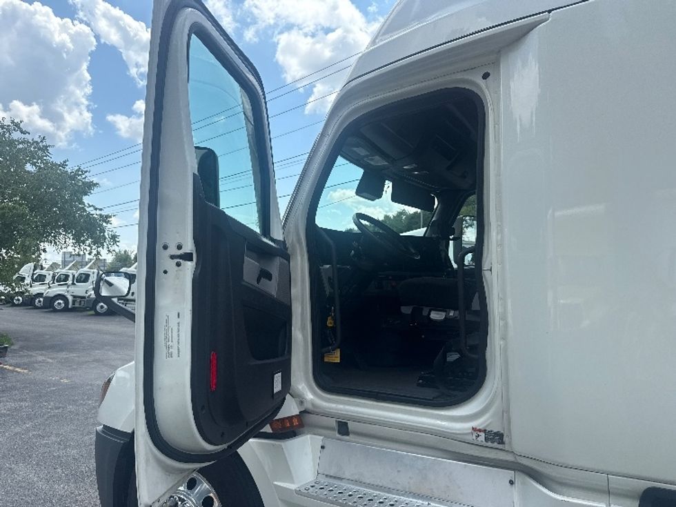 Sleeper Tractor-Heavy Duty Tractors-Freightliner-2020-T12664ST-Cleveland-TN-579,237\n\t\tmiles-$ 58,500 - Image 9