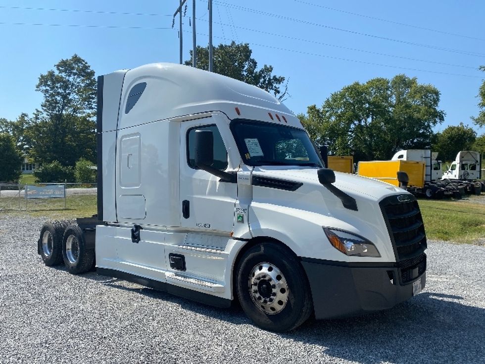 Sleeper Tractor-Heavy Duty Tractors-Freightliner-2020-T12664ST-Cleveland-TN-598,495\n\t\tmiles-$ 63,000 - Image 1