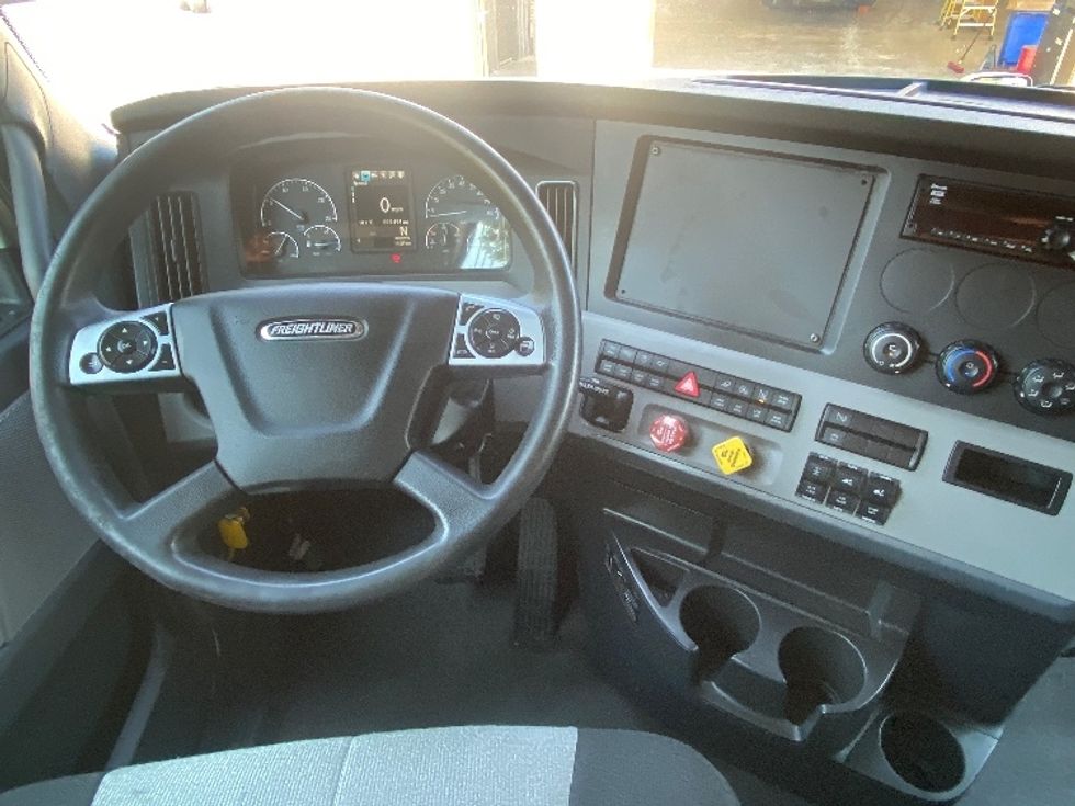 Sleeper Tractor-Heavy Duty Tractors-Freightliner-2020-T12664ST-Cleveland-TN-598,495\n\t\tmiles-$ 63,000 - Image 11