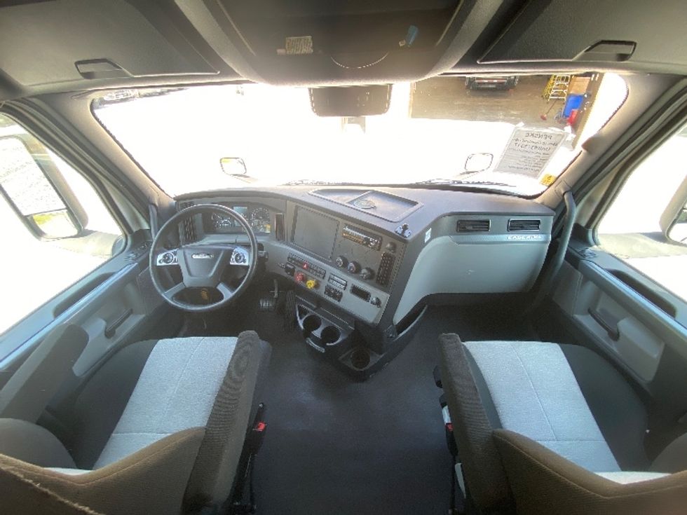 Sleeper Tractor-Heavy Duty Tractors-Freightliner-2020-T12664ST-Cleveland-TN-598,495\n\t\tmiles-$ 63,000 - Image 12