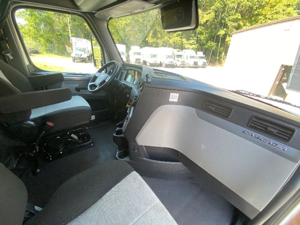 Sleeper Tractor-Heavy Duty Tractors-Freightliner-2020-T12664ST-Cleveland-TN-598,495\n\t\tmiles-$ 63,000 - Image 15