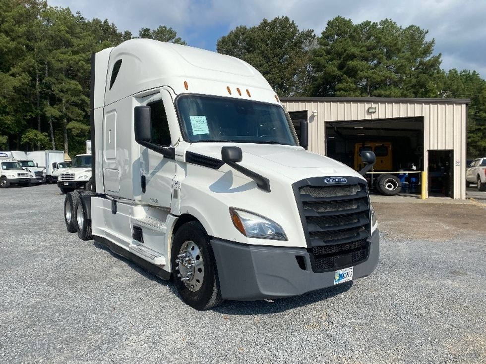 Sleeper Tractor-Heavy Duty Tractors-Freightliner-2020-T12664ST-Cleveland-TN-627,083\n\t\tmiles-$ 61,750 - Image 1