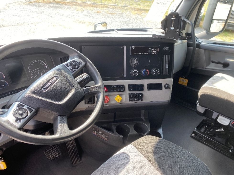 Sleeper Tractor-Heavy Duty Tractors-Freightliner-2020-T12664ST-Cleveland-TN-627,083\n\t\tmiles-$ 61,750 - Image 10