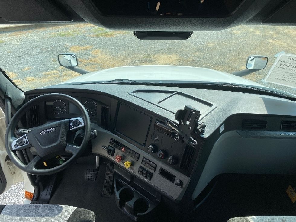 Sleeper Tractor-Heavy Duty Tractors-Freightliner-2020-T12664ST-Cleveland-TN-627,083\n\t\tmiles-$ 61,750 - Image 12