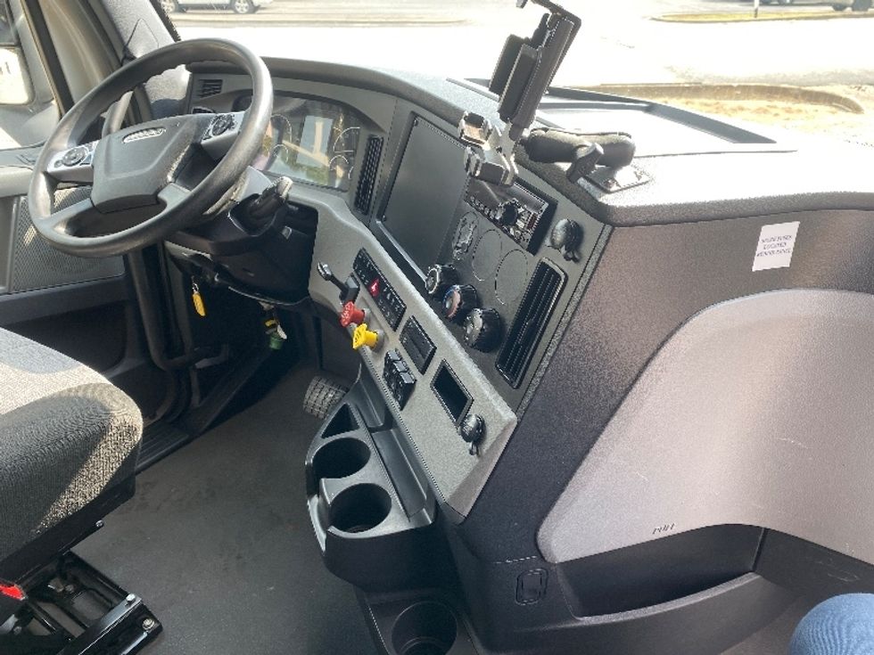 Sleeper Tractor-Heavy Duty Tractors-Freightliner-2020-T12664ST-Cleveland-TN-627,083\n\t\tmiles-$ 61,750 - Image 15
