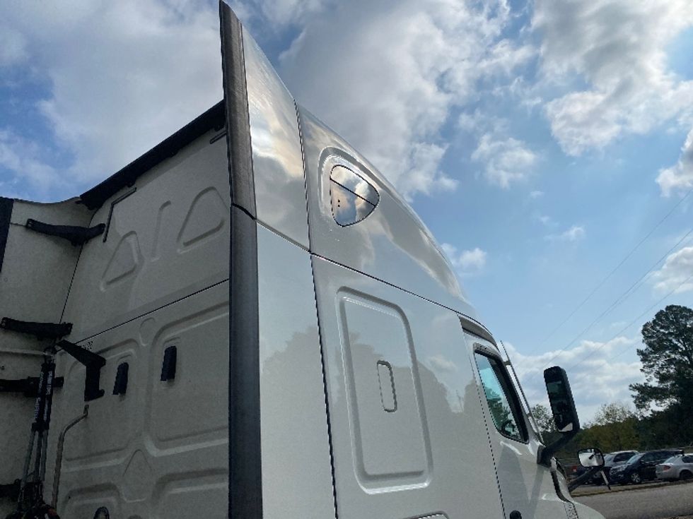 Sleeper Tractor-Heavy Duty Tractors-Freightliner-2020-T12664ST-Cleveland-TN-627,083\n\t\tmiles-$ 61,750 - Image 23