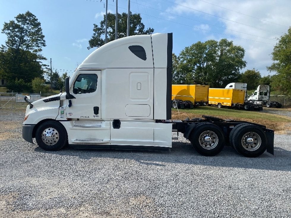 Sleeper Tractor-Heavy Duty Tractors-Freightliner-2020-T12664ST-Cleveland-TN-627,083\n\t\tmiles-$ 61,750 - Image 4