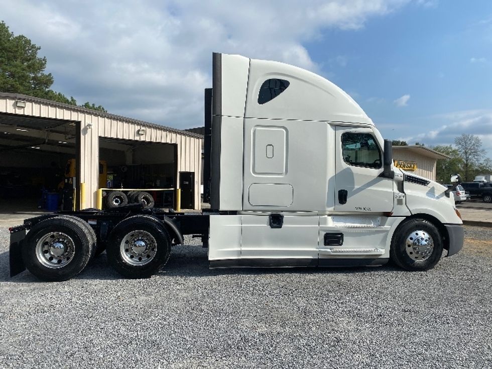 Sleeper Tractor-Heavy Duty Tractors-Freightliner-2020-T12664ST-Cleveland-TN-627,083\n\t\tmiles-$ 61,750 - Image 8