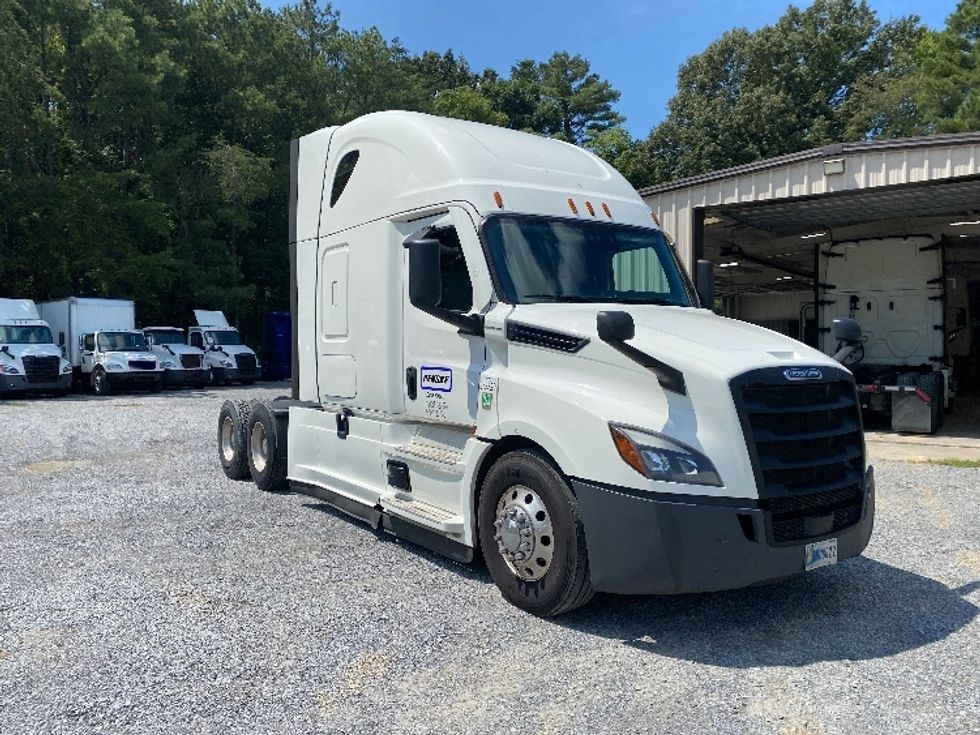 Sleeper Tractor-Heavy Duty Tractors-Freightliner-2020-T12664ST-Cleveland-TN-669,905\n\t\tmiles-$ 55,500 - Image 1