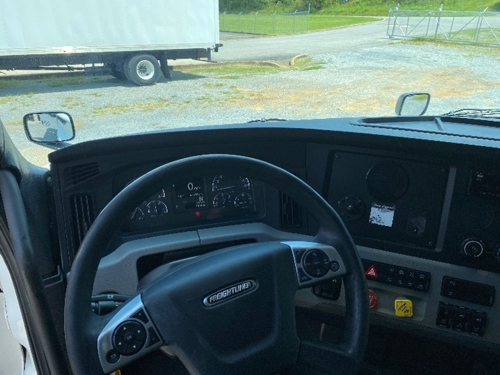 Sleeper Tractor-Heavy Duty Tractors-Freightliner-2020-T12664ST-Cleveland-TN-669,905\n\t\tmiles-$ 55,500 - Image 11