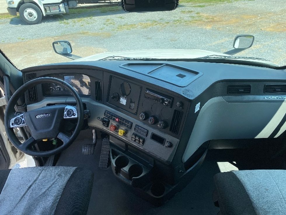 Sleeper Tractor-Heavy Duty Tractors-Freightliner-2020-T12664ST-Cleveland-TN-669,905\n\t\tmiles-$ 55,500 - Image 12
