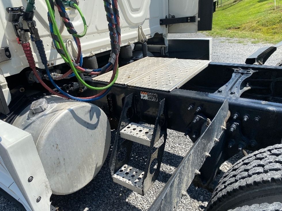 Sleeper Tractor-Heavy Duty Tractors-Freightliner-2020-T12664ST-Cleveland-TN-669,905\n\t\tmiles-$ 55,500 - Image 22