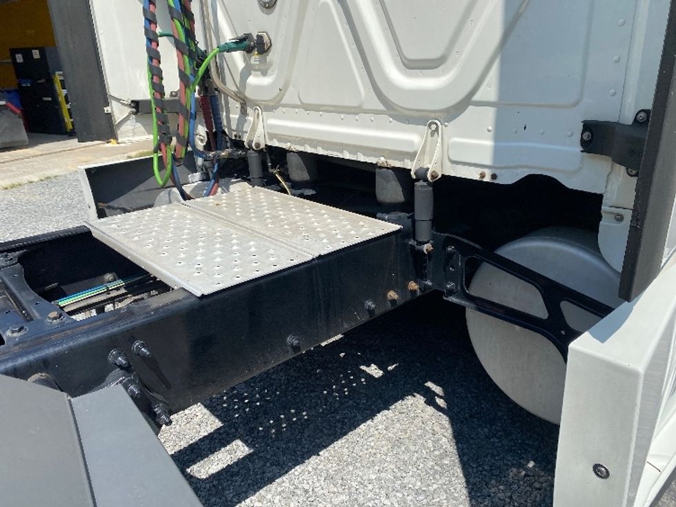 Sleeper Tractor-Heavy Duty Tractors-Freightliner-2020-T12664ST-Cleveland-TN-669,905\n\t\tmiles-$ 55,500 - Image 23