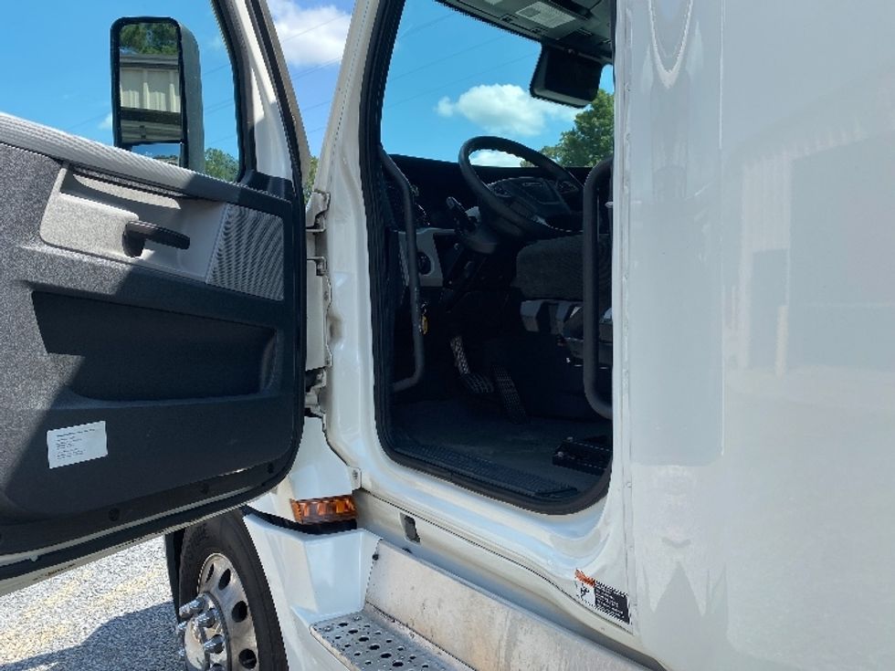 Sleeper Tractor-Heavy Duty Tractors-Freightliner-2020-T12664ST-Cleveland-TN-669,905\n\t\tmiles-$ 55,500 - Image 9