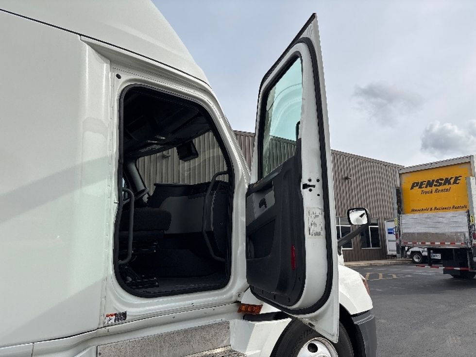 Sleeper Tractor-Heavy Duty Tractors-Freightliner-2020-T12664ST-Coburg-OR-588,820\n\t\tmiles-$ 57,000 - Image 13