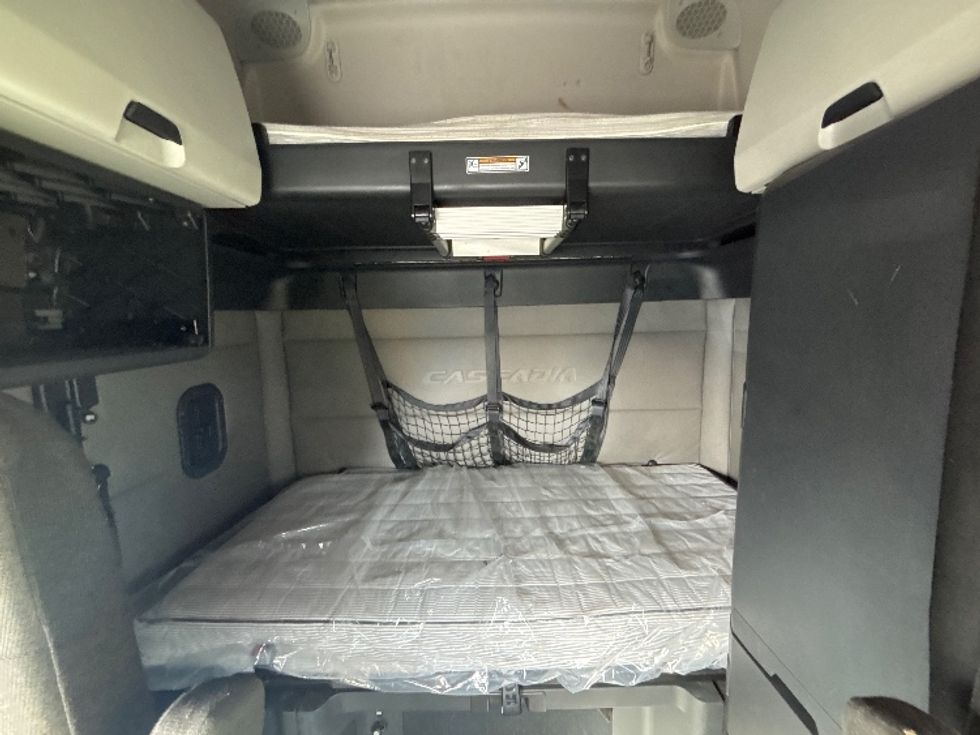 Sleeper Tractor-Heavy Duty Tractors-Freightliner-2020-T12664ST-Coburg-OR-588,820\n\t\tmiles-$ 57,000 - Image 16