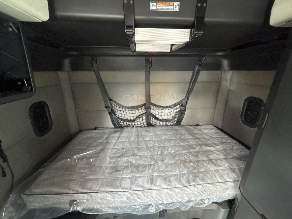 Sleeper Tractor-Heavy Duty Tractors-Freightliner-2020-T12664ST-Coburg-OR-588,820\n\t\tmiles-$ 57,000 - Image 17