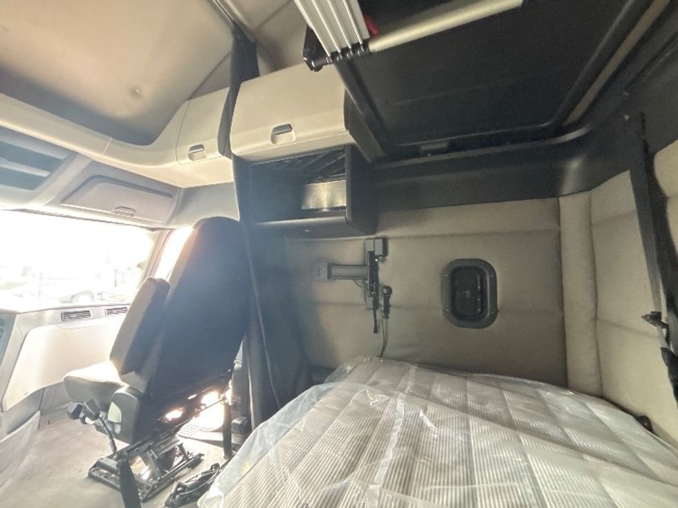 Sleeper Tractor-Heavy Duty Tractors-Freightliner-2020-T12664ST-Coburg-OR-588,820\n\t\tmiles-$ 57,000 - Image 19