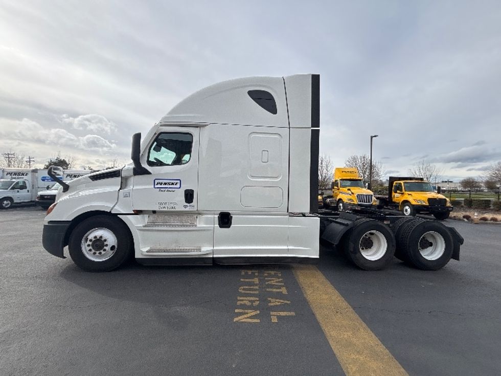 Sleeper Tractor-Heavy Duty Tractors-Freightliner-2020-T12664ST-Coburg-OR-588,820\n\t\tmiles-$ 57,000 - Image 4